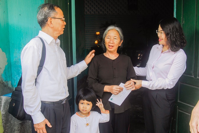 Đồng chí Lê Thị Kim Cúc, Phó Chủ tịch Ủy ban MTTQ tỉnh, là trường đoàn đến thăm, tặng quà hộ bà Bùi Thị Thìu ở tổ 42A, khu 5, phường Hà Phong