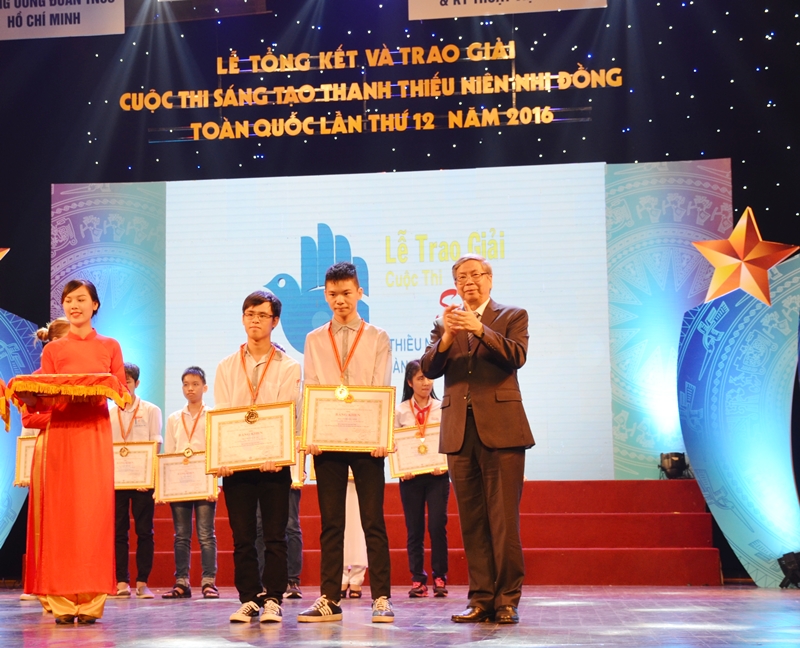 Mô hình “Smart Home cho các gia đình nông thôn Việt Nam” do Hiếu Và Đỉnh sáng chế giành giải nhất Cuộc thi Sáng tạo thanh, thiếu niên, nhi đồng toàn quốc lần thứ 12.