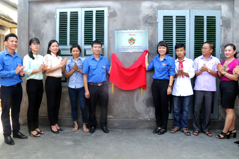 Lãnh đạo Tỉnh đoàn cùng Thị doàn Đông Triều tổ chức khánh thành nhà cho em Ngô Văn Thành, lớp 8A, trường THCS Hoàng Quế, xã Hoàng Quế. (Ảnh Bá Trình, Tỉnh đoàn QN)