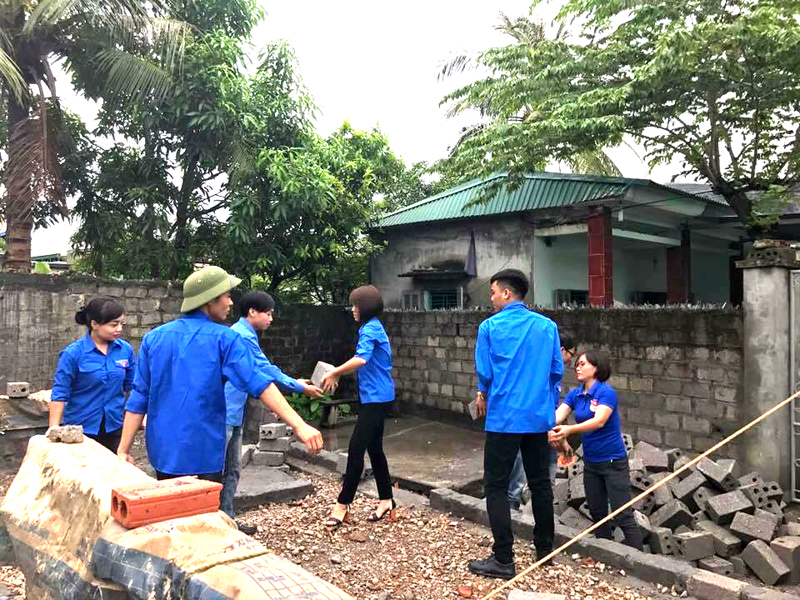 Các ĐVTN phường Cẩm Sơn (TP Cẩm Phả) tham gia xây dựng ngôi nhà “Khăn quàng đỏ” cho em Nguyễn Vũ Huy Thành, lớp 4A5, trường Tiểu học Cẩm Sơn 1