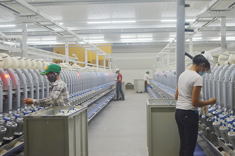 Sản xuất sợi tại Nhà máy sợi Texhong Ngân Hà, KCN Cảng biển Hải Hà.