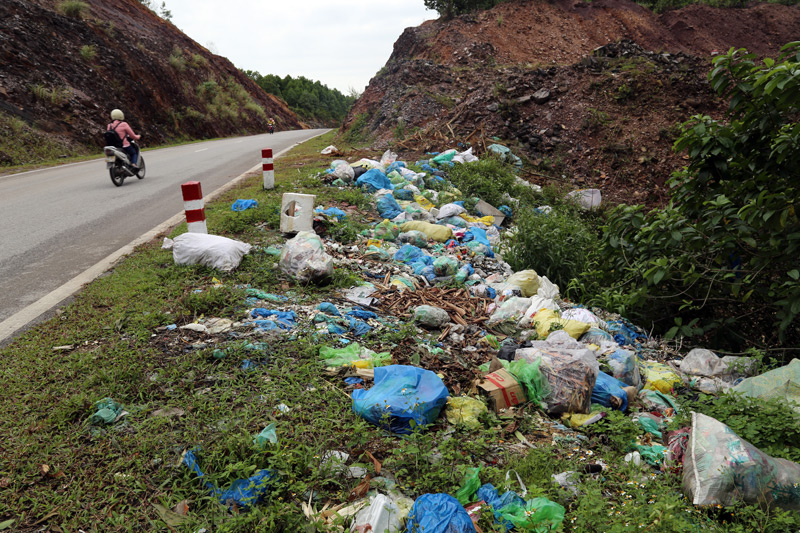 Bãi rác này đã tồn tại từ nhiều năm nayDọc Quốc lộ 18B, thuộc địa phận xã Quảng Đức