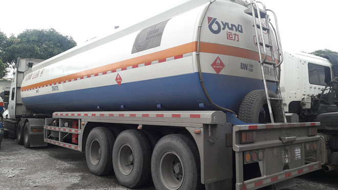 Chiếc xe chở 40.000 lít chất dung môi vào ngày 10/10 đang tạm giữ tại cơ quan công an. Ảnh: P.H.