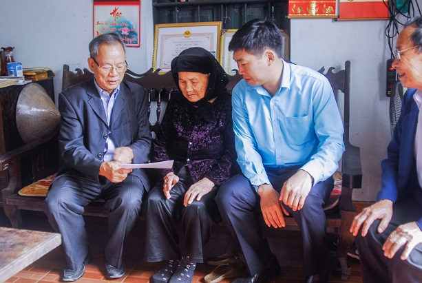 Đoàn đến thăm hộ Bà Nguyễn Văn Trinh, tổ 83, khu 7A, phường Cẩm Phú