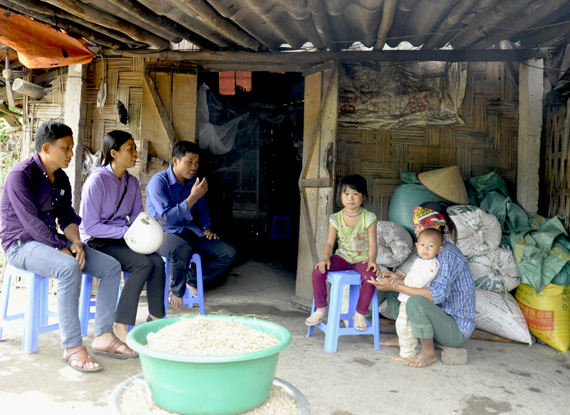 Lãnh đạo xã Quảng Lâm và Trưởng bản Siềng Lống trò chuyện cùng gia đình anh Chíu A Sy, một trong những hộ nghèo ở bản Siềng Lống