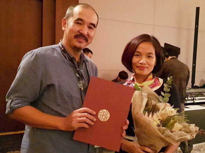 Đạo diễn Bùi Thạc Chuyên (trái) và nhà sản xuất Trần Thị Bích Ngọc tại LHP Busan 2017. Ảnh: Lê Công Hoàng