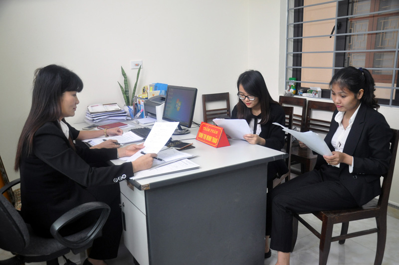 Cán bộ, nhân viên TAND TX Quảng Yên nghiên cứu, trao đổi hồ sơ một số vụ án về kinh tế