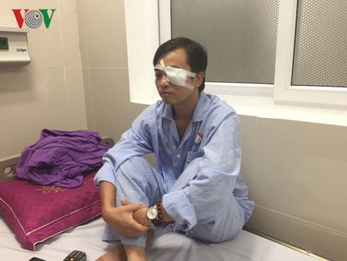 Bác sĩ Sơn với thương tích ở mắt đang điều trị tại bệnh viện.