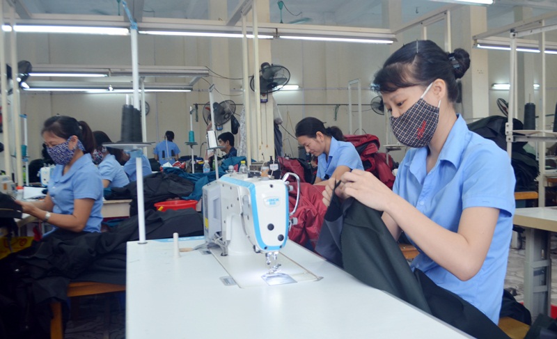 Trong giờ làm việc của công nhân lao động Công ty CP May và In 27/7 Quảng Ninh (TP Hạ Long).