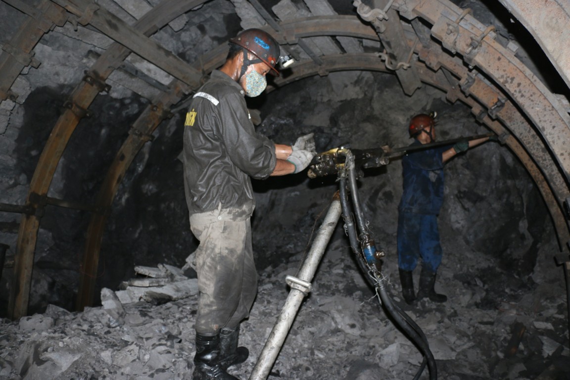 Công nhân Công trường Kiến thiết cơ bản 5, Công ty CP Than Hà Lầm khoan đất đá, chuẩn bị mặt gương để bắn mìn (Ảnh: Phạm Tăng))