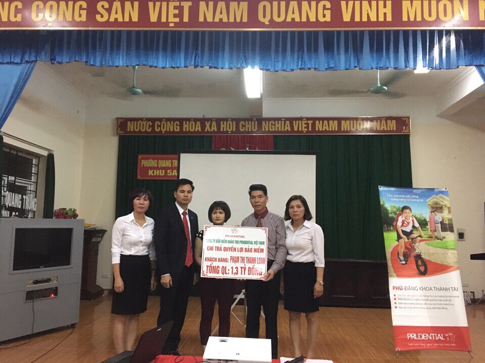 Đại diện Prudential trao quyền lợi bảo hiểm cho chị Phạm Thị Thanh Loan (TP Uông Bí).