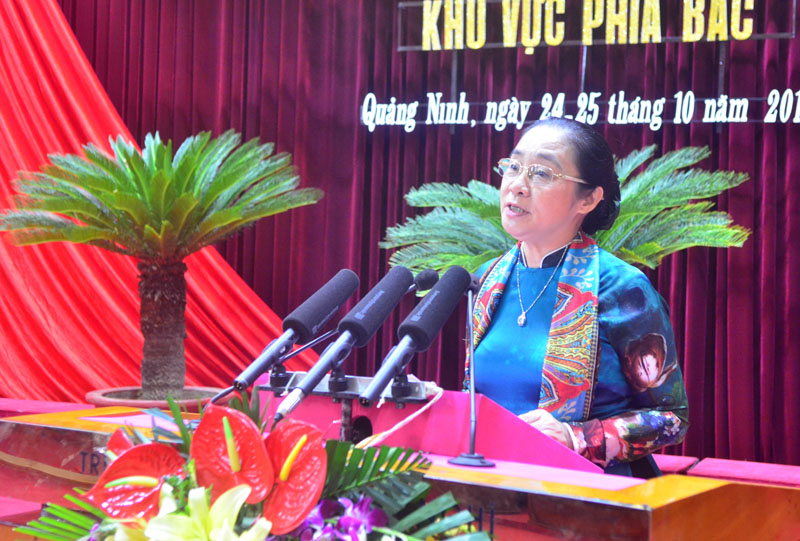 Đồng chí Hoàng Thị Ái Nhiên, Phó Chủ tịch Thường trực Hội LHPN Việt Nam đánh giá, tổng kết hội thi.