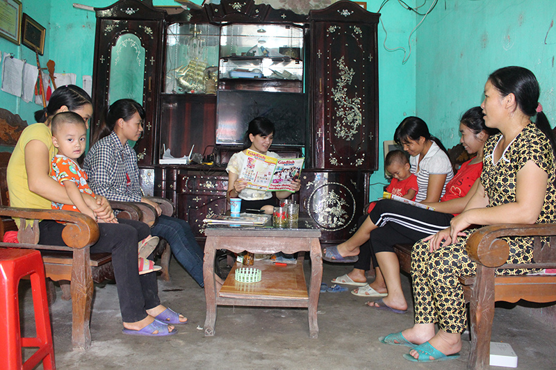 Chị Hoàng Thị Vàng (ngoài cùng bên phải) - cán bộ chuyên trách dân số xã Hoành Mô, huyện Bình Liêu, tuyên truyền về chính sách dân số cho phụ nữ thôn Đồng Cậm, xã Hoành Mô.