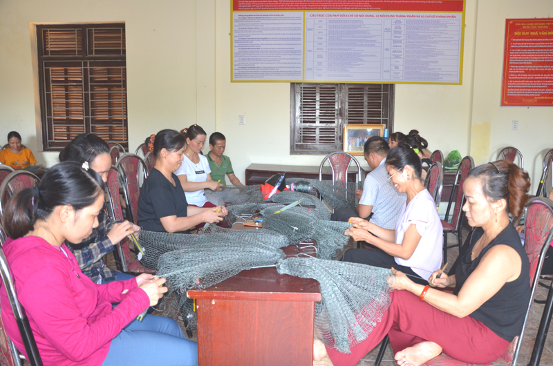 Lớp học nghề đan lưới cho lao động nông thôn được xã Hồng Phong phối hợp Phòng LĐ,TB&XH tổ chức trong tháng 9/2017.