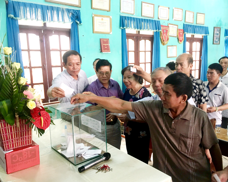 Cử tri khu 7A, phường Hồng Hải, TP Hạ Long bỏ phiếu bầu chức danh trưởng khu phố, nhiệm kỳ 2017-2020