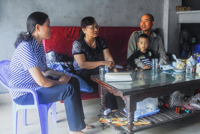 Cán bộ MTTQ và Hội Chữ thập đỏ phường Cẩm Đông, TP Cẩm Phả đến thăm gia đình anh Nguyễn Đức Cảnh là hộ khó khăn nhất khu phố Hải Sơn 1 của phường