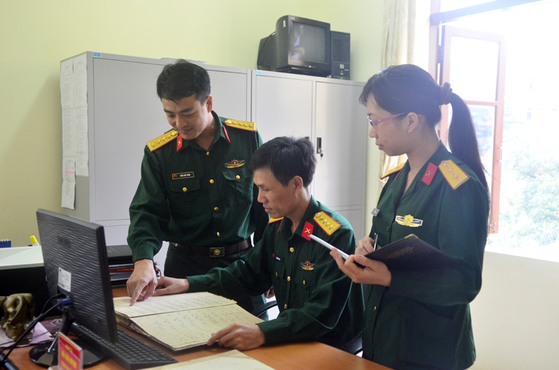 Cán bộ Ban Chính sách Bộ CHQS tỉnh đang rà soát, tra cứu lại thông tin các liệt sĩ trên địa bàn tỉnh. 