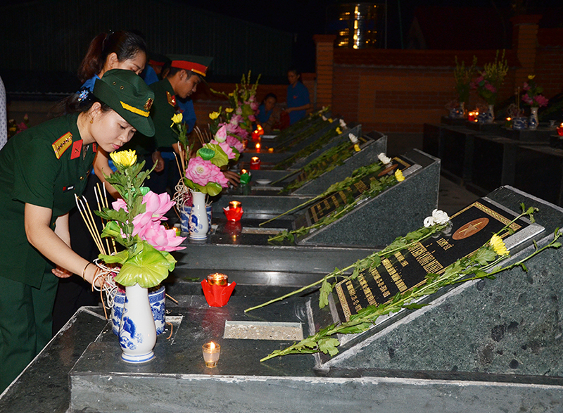 Đoàn viên thanh niên thắp nến tri ân anh hùng liệt sĩ tại Nghĩa trang Liệt sĩ TP Cẩm Phả. Ảnh: Thùy Dung (Đài TT-TH TP Cẩm Phả)