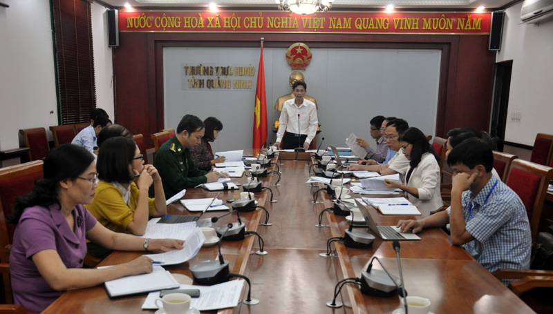 Đồng chí Hồ Văn Vịnh, Trưởng Ban Pháp chế HĐND tỉnh phát biểu kết luận hội nghị