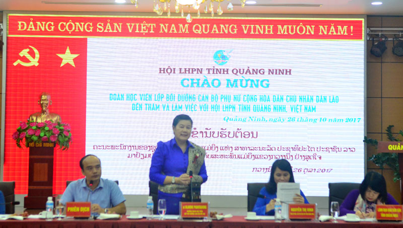 Bà Vilavone Phanthavong, Phó Bí thư Thường trực Đoàn Thanh niên nhân dân cách mạng Lào, Ủy viên Ban chấp hành Hội LHPN CHDCND Lào cám ơn sự đón tiếp trọng thị, chu đáo của Hội LHPN tỉnh Quảng Ninh
