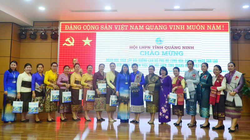 Hội LHPN tỉnh tặng quà lưu niệm cho đoàn Đoàn học viên lớp bồi dưỡng cán bộ phụ nữ CHDCND Lào. 