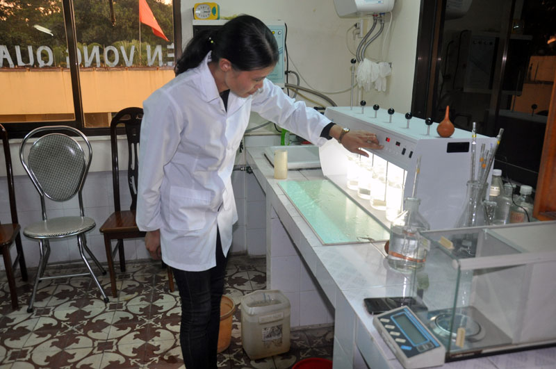 Cán bộ bộ phận nghiệp vụ của Công ty Cổ phần nước sạch Quảng Ninh kiểm nghiệm chất lượng nguồn nước trước khi cấp vào hệ thống 
