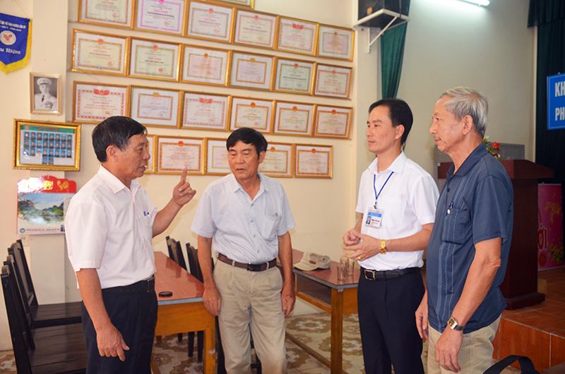 Lãnh đạo Đảng uỷ phường Cẩm Tây (TP Cẩm Phả)  (thứ 2, bên phải) trao đổi, chia sẻ kinh nghiệm với một số đồng chí bí thư chi bộ kiêm trưởng khu trên địa bàn