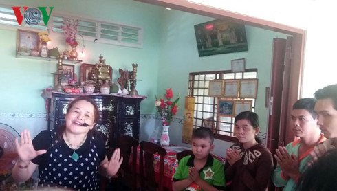 Bà Nguyễn Thị Hoàng tự xưng là "Thần rồng" giáng thế, mượn xác chữa bệnh.