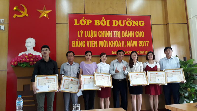 Trung tâm Bồi dưỡng chính trị huyện Bình Liêu trao chứng chỉ cho đảng viên mới khóa II/2017. Ảnh: La Lành (CTV)