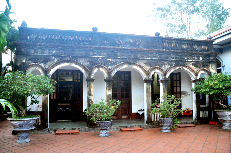 Một kiểu nhà “hiên tây máng thượng” hiện thuộc sở hữu của ông Nguyễn Văn Điển. Ngôi nhà được xây dựng năm 1923 bởi cụ Nguyễn Hữu Lợi, Chánh tổng Trà Cổ. Hiện ngôi nhà cũng được dùng làm từ đường gia đình. 