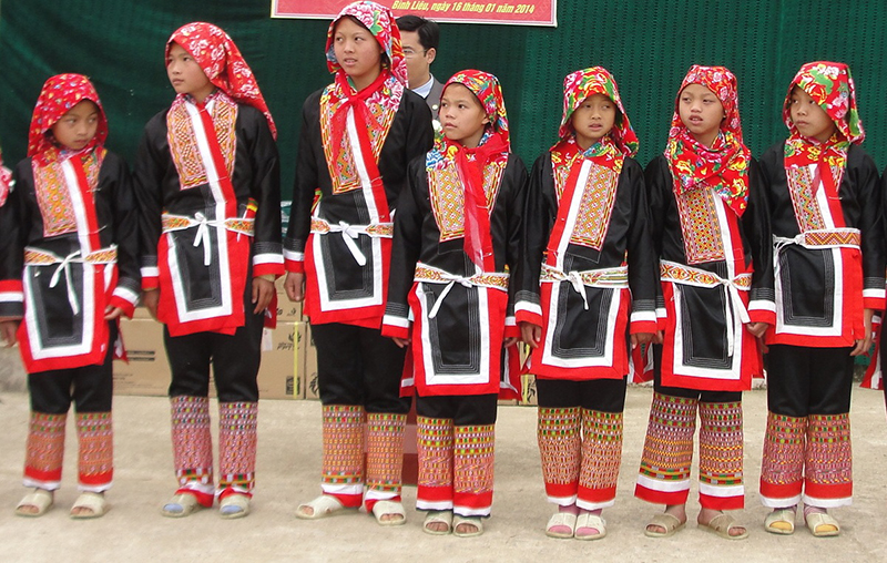 Học sinh người Dao Thanh Phán huyện Bình Liêu được khuyến khích mặc trang phục dân tộc vào thứ hai hàng tuần và các ngày lễ.