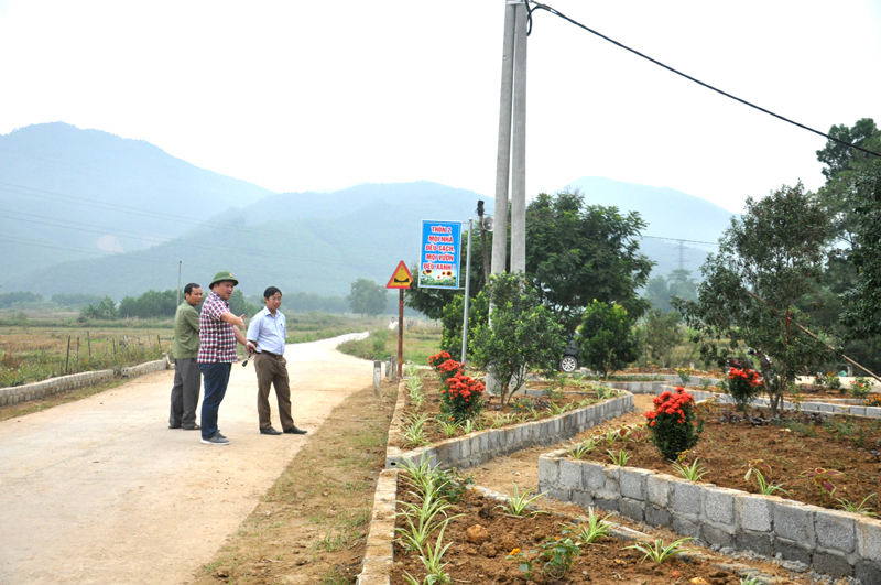 Lãnh đạo MTTQ huyện cùng lãnh đạo xã Quảng La kiểm tra công trình bồn hoa cây xanh vừa được triển khai xây dựng trên địa bàn Thôn 2, xã Quảng La, Hoành Bồ