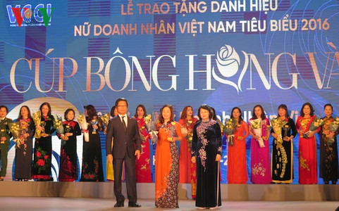Phó Chủ tịch nước Đặng Thị Ngọc Thịnh và ông Vũ Tiến Lộc, Chủ tịch VCCI tặng Cúp Hoa hồng vàng cho các doanh nhân nữ tiêu biểu.