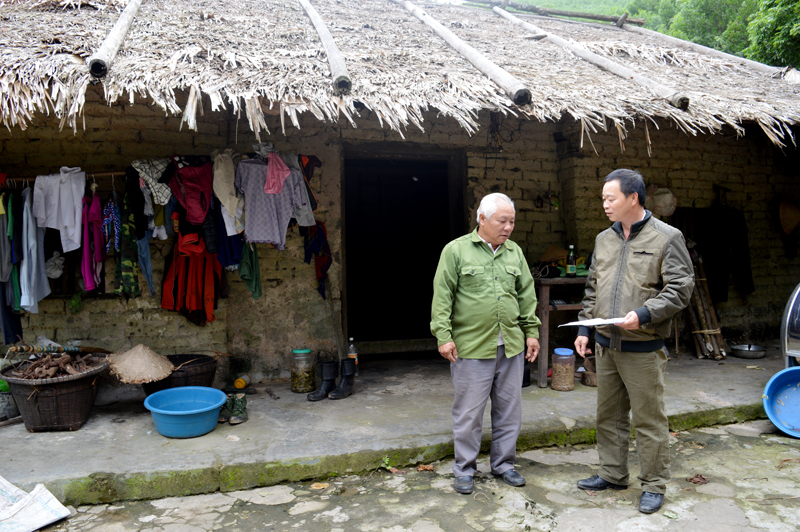 Cán bộ xã Đồn Đạc, huyện Ba Chẽ, khảo sát số hộ nghèo tại thôn Pắc Cáy.