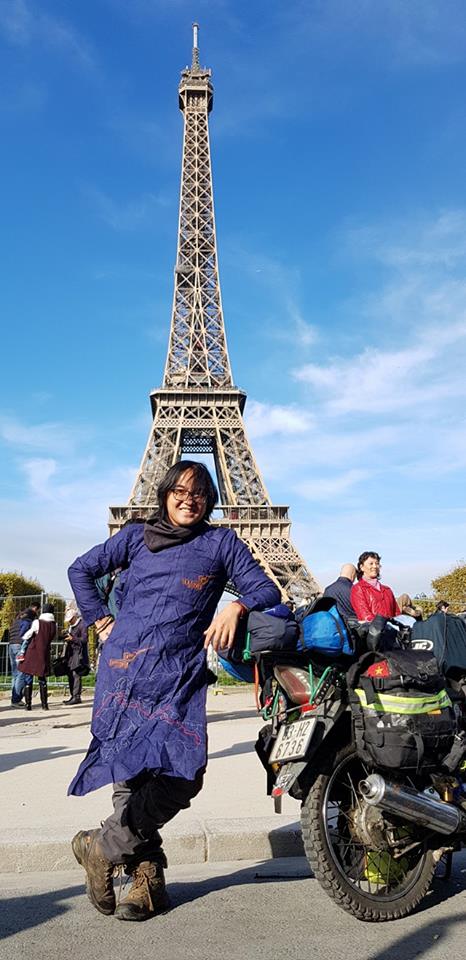 Đăng Khoa cán đích thứ nhất và chụp ảnh lưu niệm tại chân tháp Eiffel, thủ đô Paris
