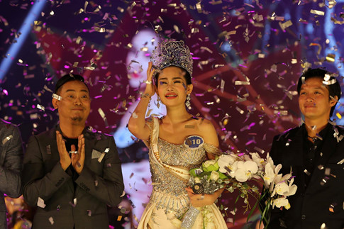 Trưởng BTC Hoa hậu Đại dương - Nhà thiết kế Võ Việt Chung (trái) bên tân Hoa hậu Đại Dương 2017