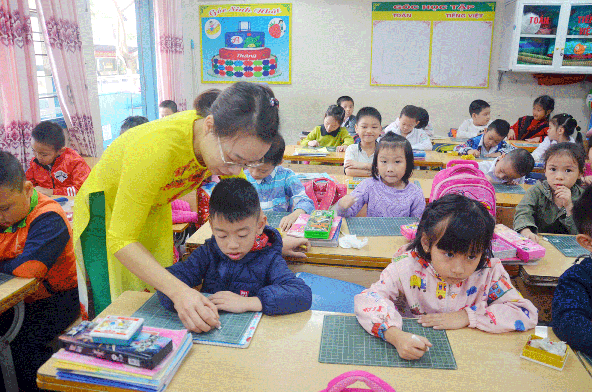 Tiết học tiếng Việt theo tài liệu công nghệ giáo dục của lớp 1 A3, Trường Tiểu học Trần Quốc Toản, TP Hạ Long