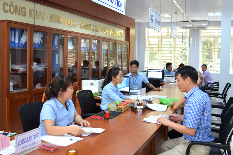 Công dân đến giao dịch tại Trung tâm Hành chính công TP Hạ Long. Ảnh Nguyễn Hoa