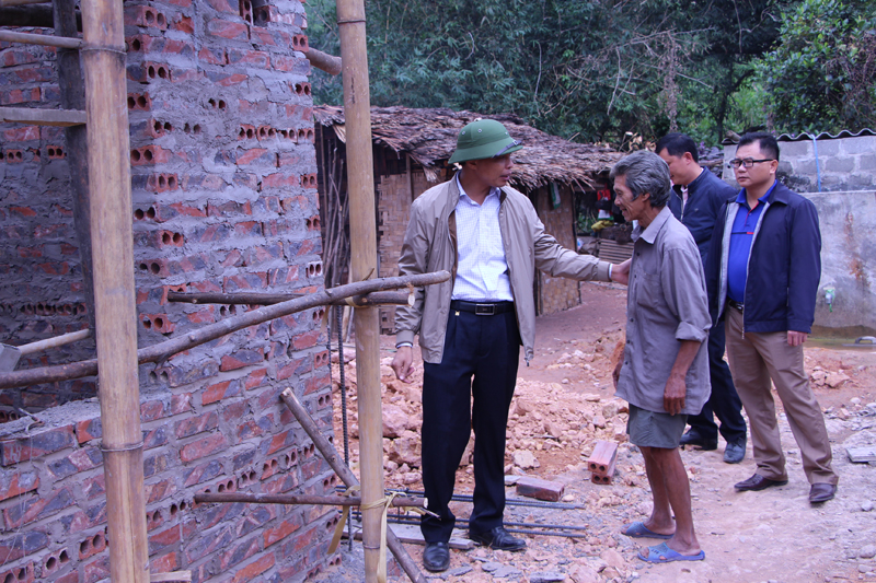 Đồng chí Vũ Văn Diện, Phó Chủ tịch UBND tỉnh kiểm tra việc xây nhà cho hộ nghèo (Chương trình 167, giai đoạn II), thôn Cái Gián, xã Nam Sơn.