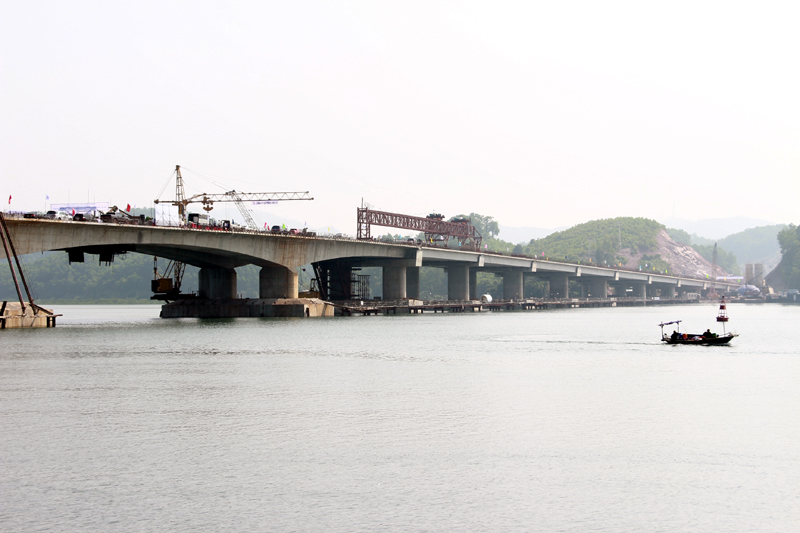 Cầu Cẩm Hải trên tuyến Cao tốc Hạ Long- Vân Đồn kết nối với KKT Vân Đồn đã được hợp long