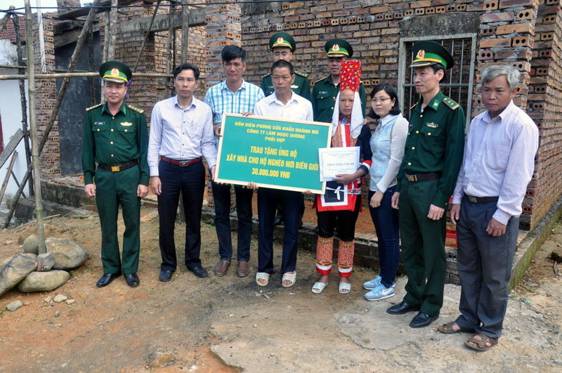 Đồn Biên phòng cửa khẩu Hoành Mô tổ chức trao tiền hỗ trợ cho hộ nghèo ở thôn Phật Chỉ, xã Đồng Văn (Bình Liêu) sửa chữa nhà hồi đầu tháng cuối tháng 10-2017