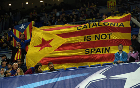Cờ biểu tình Catalonia trên khán đài một trận đấu của UEFA ngày 18/10. (Ảnh: Getty Images)