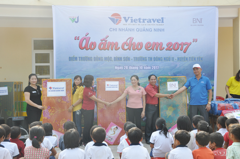 Vietravel Chi nhánh Quảng Ninh cùng với các đối tác khách hành trao tặng quà cho thầy trò điểm trường Đồng Mộc và Bình Sơn