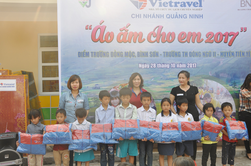 Khách du lịch trao tặng quà cho đại diện thầy trò điểm trường Đồng Mộc và Bình Sơn
