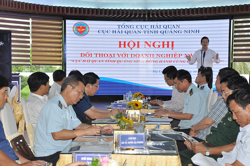 Phó Chủ tịch UBND tỉnh Nguyễn Văn Thành dự hội nghị đối thoại với 200 doanh nghiệp của Cục Hải quan tỉnh tháng 10/2017.