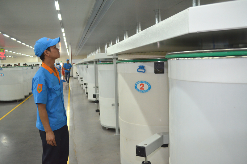 Công nhân làm việc tại nhà máy Công ty TNHH KHKT Texhong Ngân Long (KCN Hải Yên, TP Móng Cái)