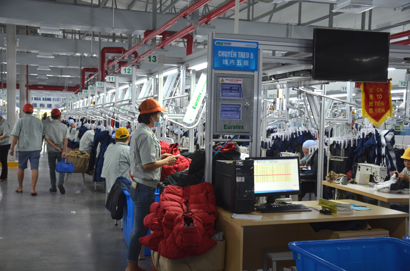 Hoạt động sản xuất tại Công ty TNHH May mặc Hoa Lợi Đạt Việt Nam (KCN Texhong Hải Hà)