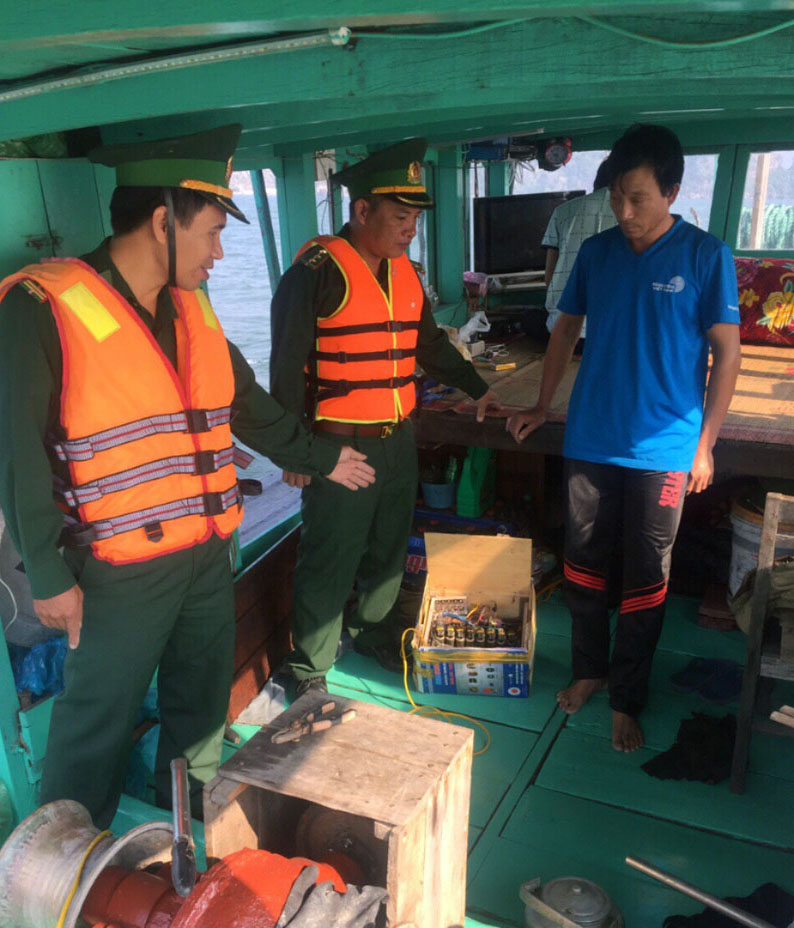 CBCS Đồn BP cửa khẩu Cảng Cẩm Phả thu giữ thiết bị đánh bắt thủy sản hủy diệt của ngư dân trên vùng biển Cẩm Phả, tháng10/2017. (Ảnh do đơn vị cung cấp)