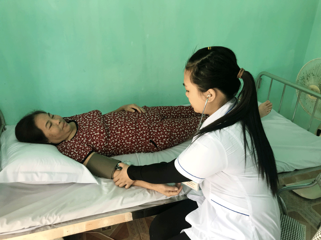 Cán bộ Trạm Y tế phường Đông Triều (TX Đông Triều) khám sức khỏe cho người dân