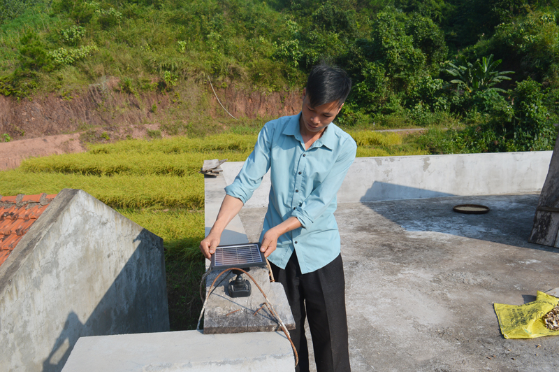 Anh Phùn Dảu Coóng, thôn Ngàn Phe, xã Đồng Tâm, huyện Bình Liêu đang kiểm tra tấm pin năng lượng mặt trời.